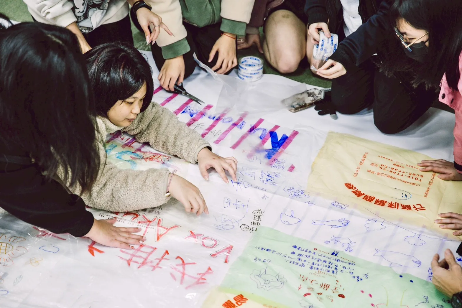 新北市美術館透過工作坊邀請民眾參與創作，以回收塑膠袋進行繪製與拼貼，實踐藝術與環境永續的結合。（圖/新北市政府文化局）