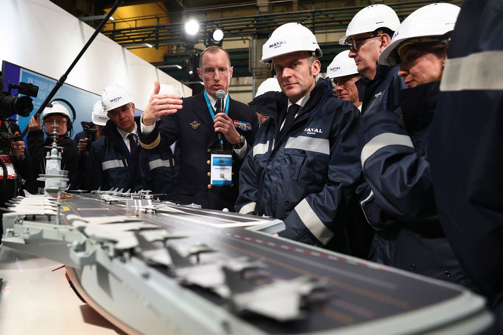 法國總統馬克宏（中）視察造船廠，關切新航空母艦「自由法國號」的進度。（美聯社）