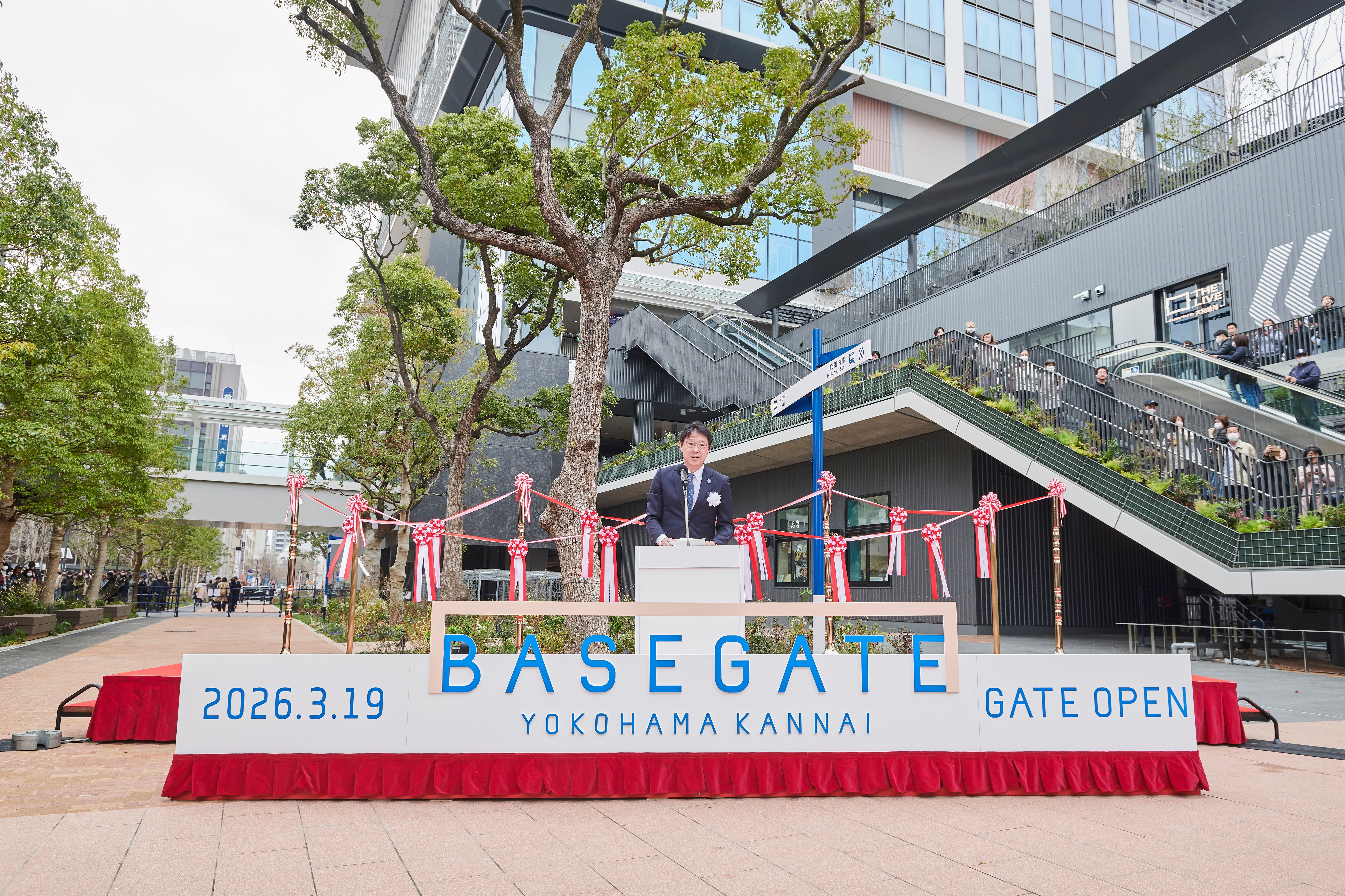 横浜の旧市庁舎跡地に誕生した大規模複合街区「BASEGATE横浜関内」が3月19日に全面開業し、多彩なテナントと記念イベントで関内エリアに新たな活気をもたらしている。 BASEGATE横浜関内 PR事務局