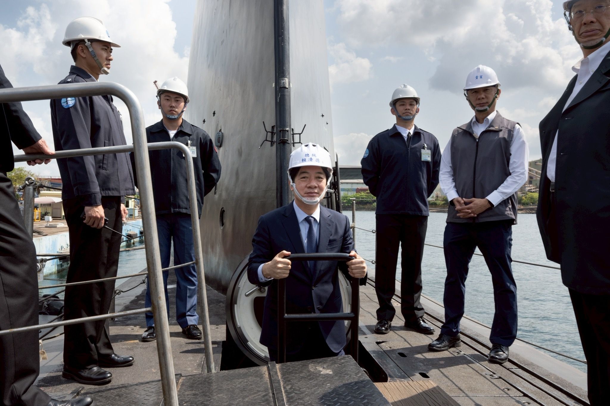 20260319-總統賴清德19日上午前往高雄視導「海昌計畫」、「海軍大氣海洋局」及「海軍256戰隊」，登艦海鯤軍艦。（總統府提供）