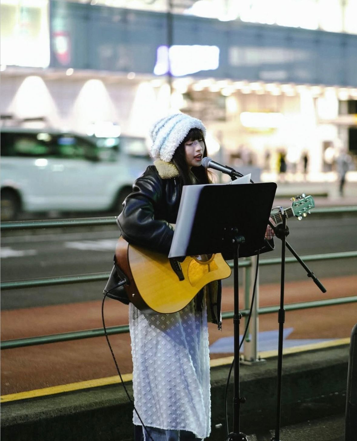 台湾のシンガーソングライターYabeは、2年にわたるリアリティ番組の企画を通じ、東京の路上ライブから渋谷での単独公演、さらには日本の歌手とユニットを組んでの九州列車ライブへと至り、日台の深い音楽交流の中で新たな飛躍を模索している。隨身遊戲公司