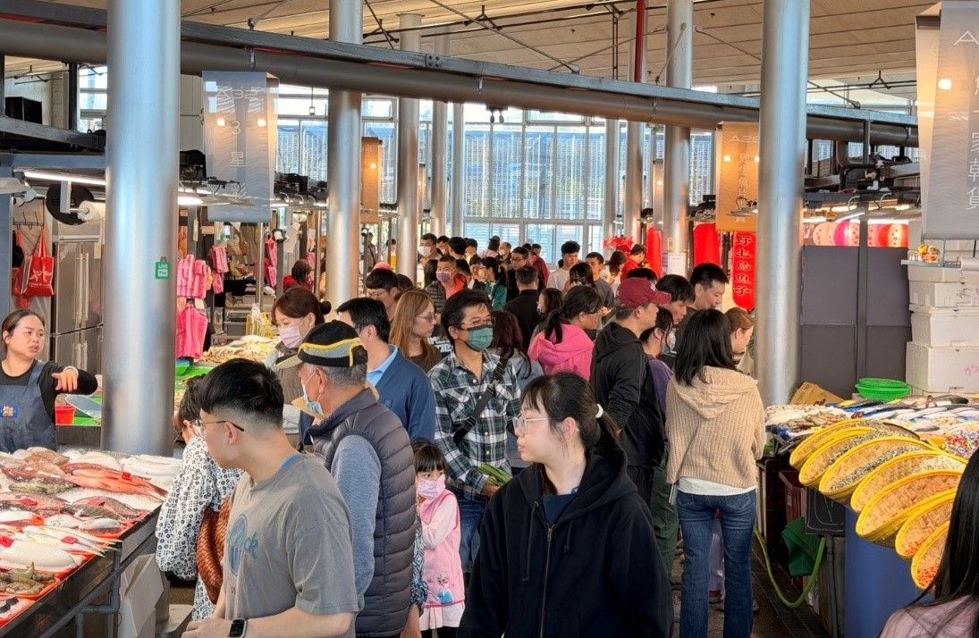 「現撈尚鮮」市場區共有86攤，匯集各式新鮮海產，呈現新竹漁港最鮮甜的海味日常。（圖／新竹市政府提供）