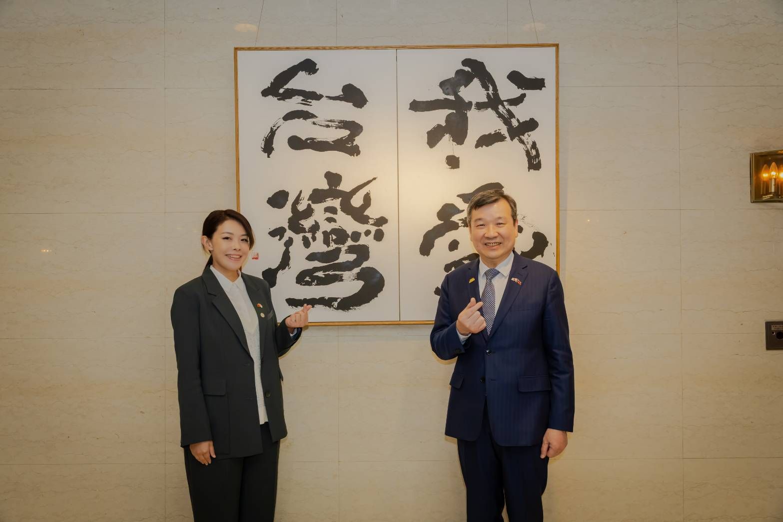 20260319-台北駐日經濟文化代表李逸洋（右）表示，新竹市長高虹安（左）展現積極推動城市外交的行動力與國際視野。（新竹市政府提供）