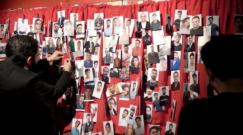 巴黎「為了伊朗」籌款音樂會展示戰爭受難者照片 由國際特赦組織支持,日前在巴黎舉行「為了伊朗」籌款音樂會,向戰爭受難者致意,並援助流亡的人民。圖為會場一牆陳列上百位因戰爭喪命的平民照片。中央社記者李若韻巴黎攝115年3月19日