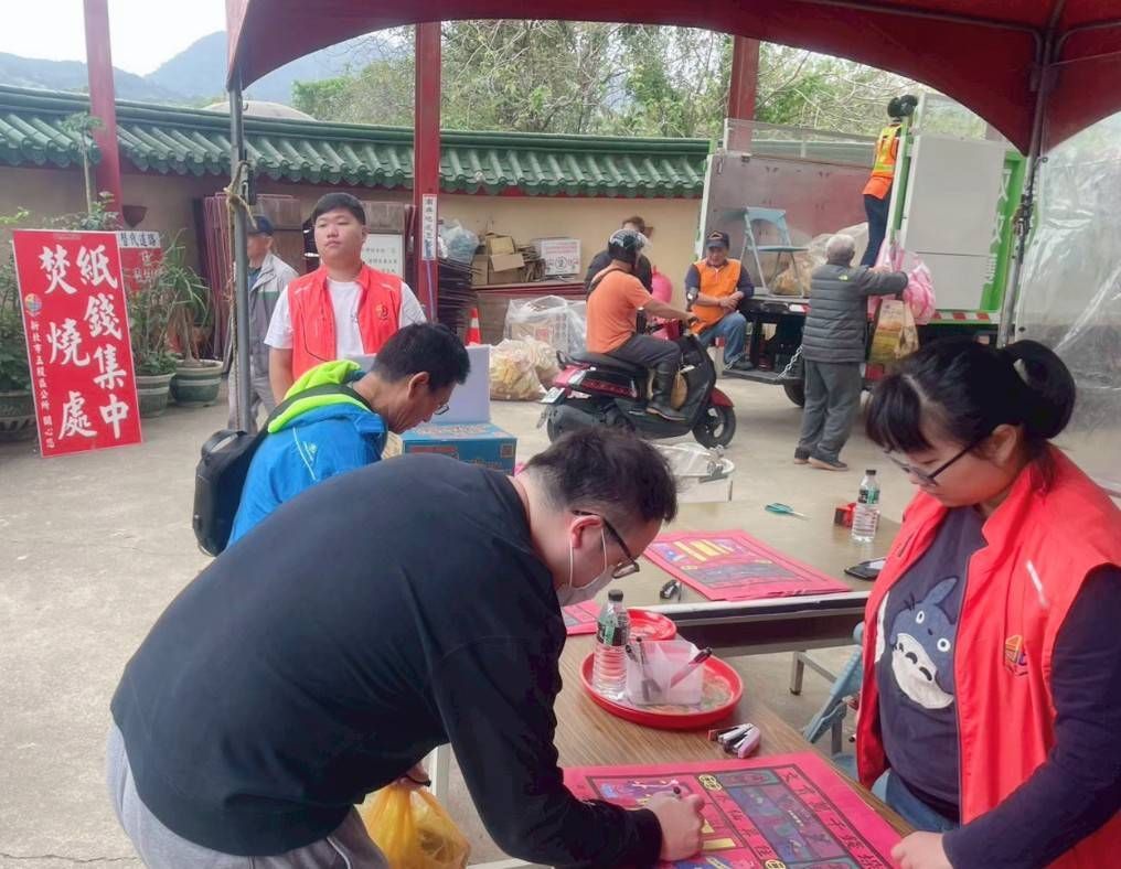 落實環保政策提供金銀紙集中袋，積極推廣紙錢集中燒，共同守護祭祀環境。圖/新北市政府民政局提供