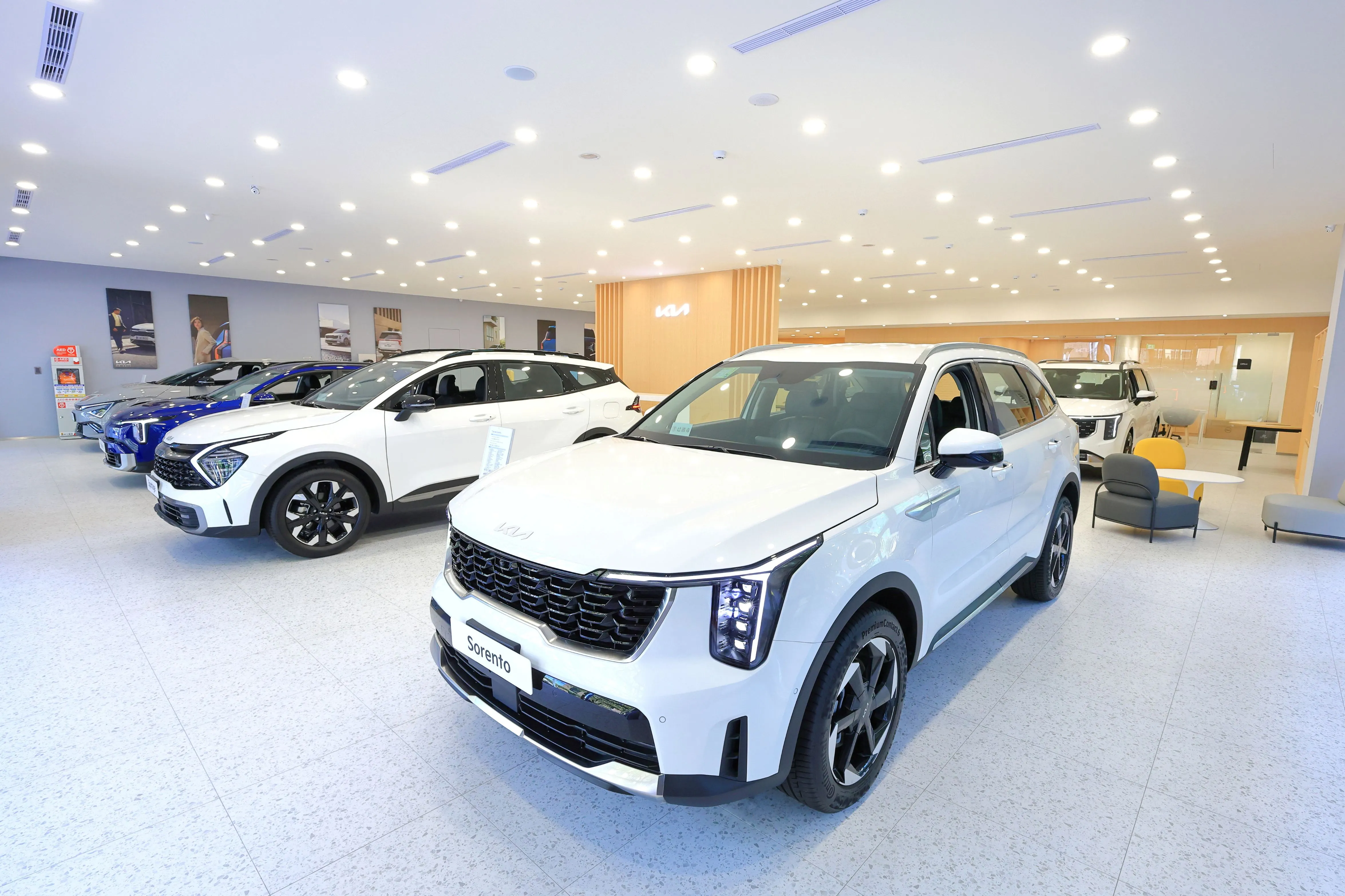 Kia台北松江1S展示中心擁有近130坪的室內空間，可同時展示6部車款，提供消費者超越期待的賞車體驗。
