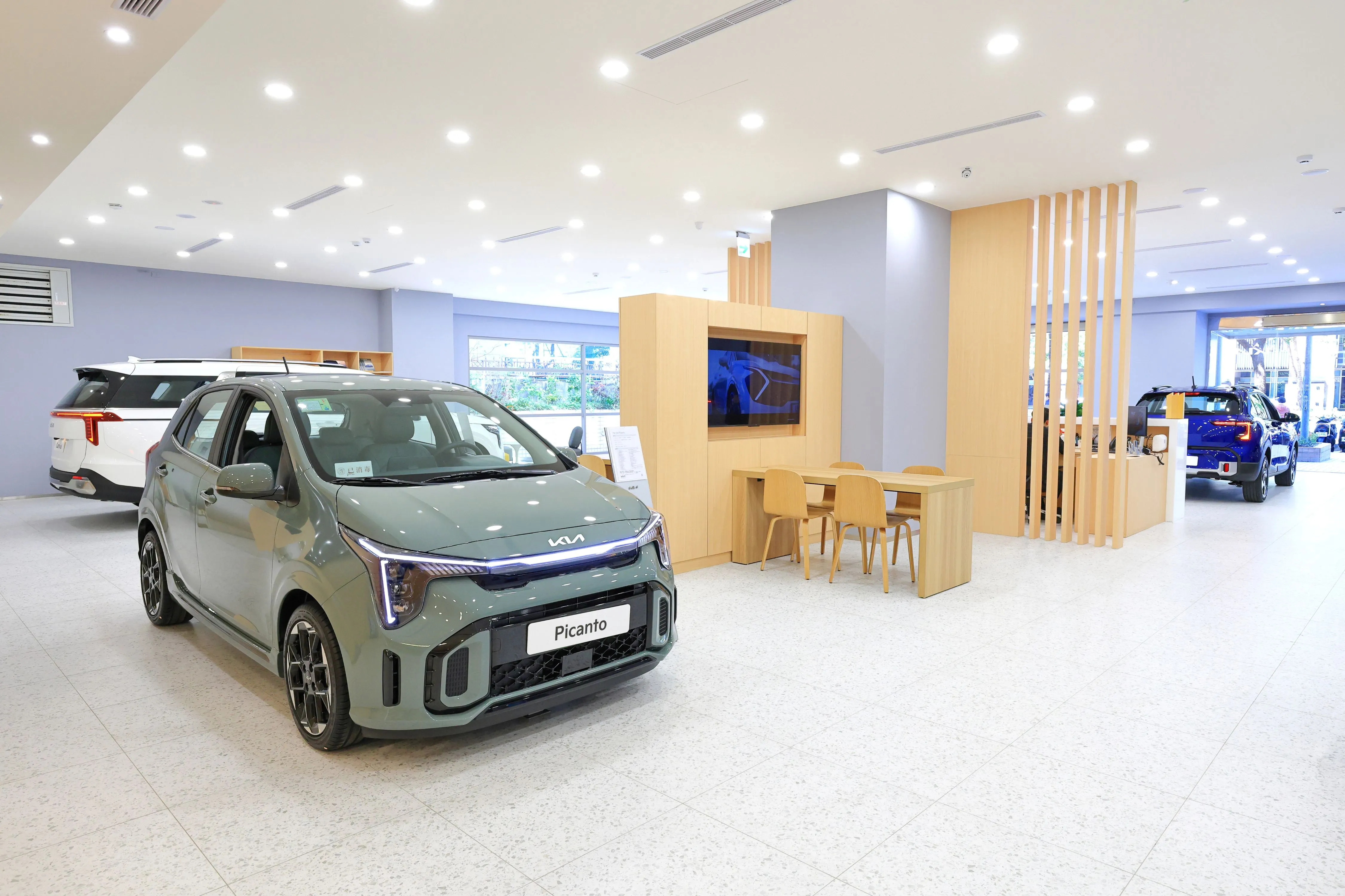 Kia台北松江展示中心室內空間運用品牌專屬的簡約設計語彙，搭配溫潤木質調的優雅質感，交織出靜謐且具現代感的美學氛圍。