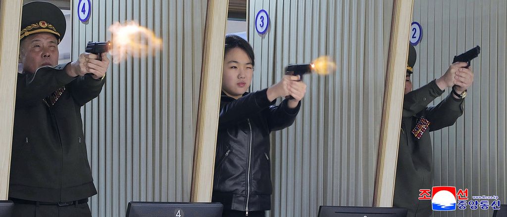 北韓最高領袖金正恩再次帶著女兒金主愛（中）視察軍隊。（美聯社）