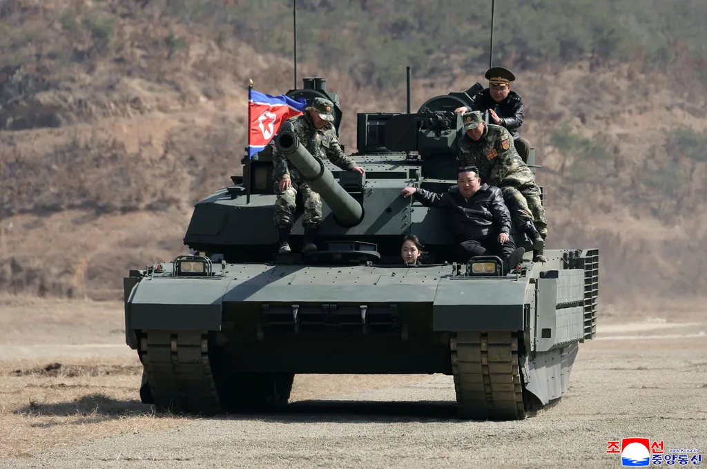北韓最高領袖金正恩（右）再次帶著女兒金主愛視察軍隊，還一起搭乘戰車。（美聯社）