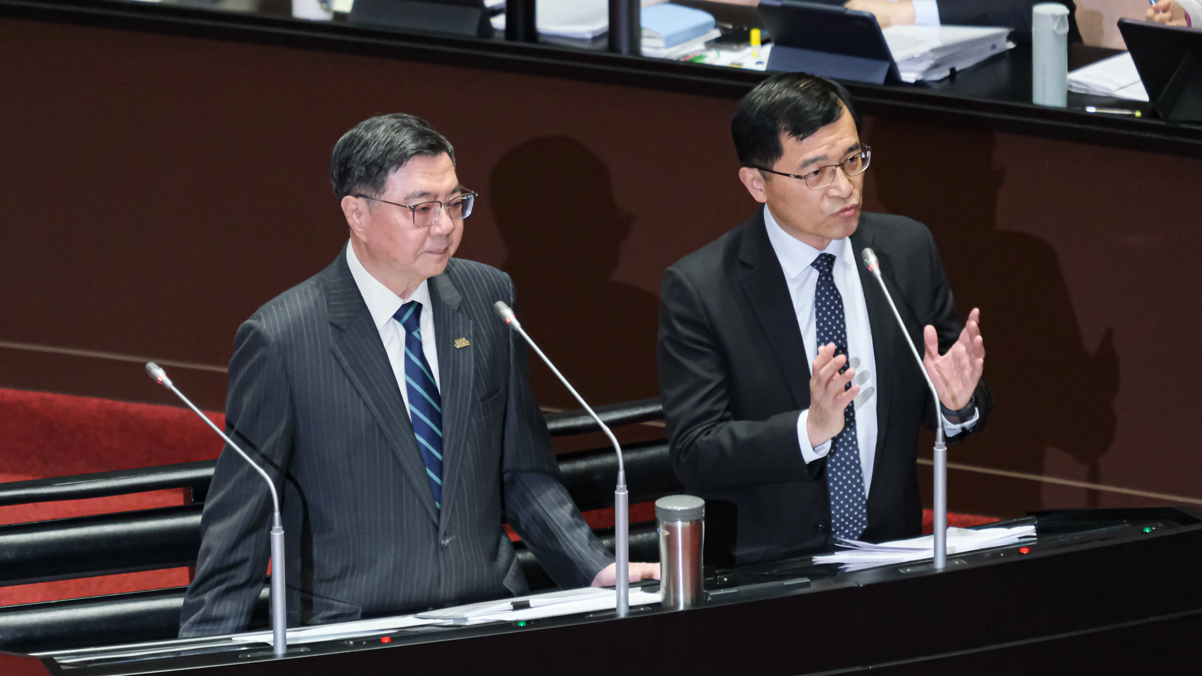 20260320-行政院長卓榮泰（左）、經濟部次長何晉滄（右）20日赴立法院施政報告並備詢。（劉偉宏攝）