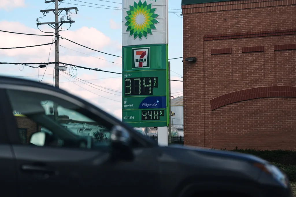 美國巴爾的摩一座加油站的即時油價。（美聯社）