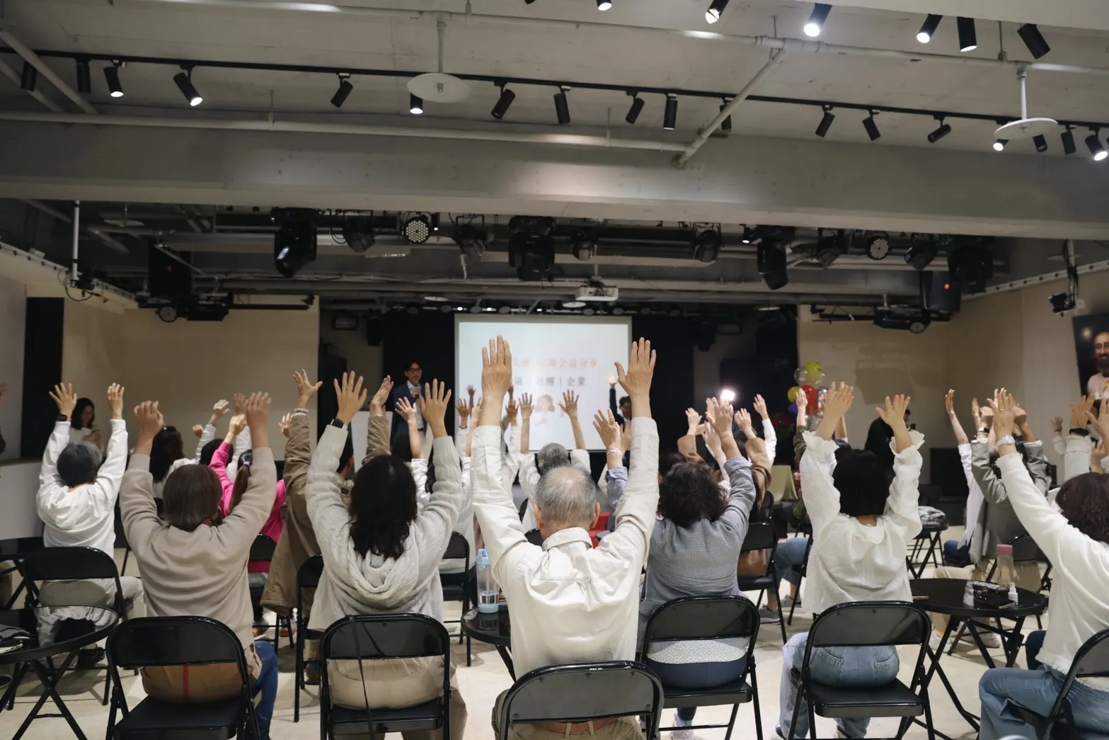 學員練習各式規律練習特定呼吸法。（圖／生活的藝術台灣提供）