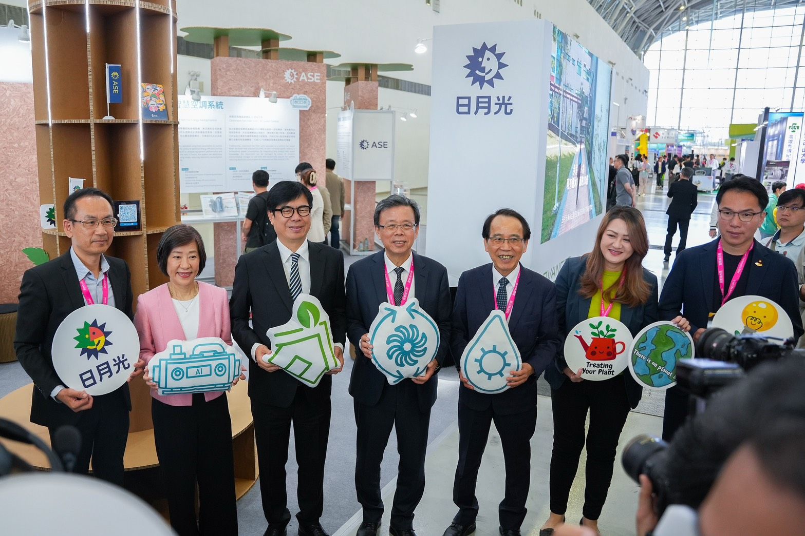 左起：日月光資深處長易良翰、經濟部政務次長江文若、高雄市長陳其邁、台北市電腦公會常務理事胡書賓、高雄副市長林欽榮、高雄市觀光局長 高閔琳、高雄市議員林智鴻