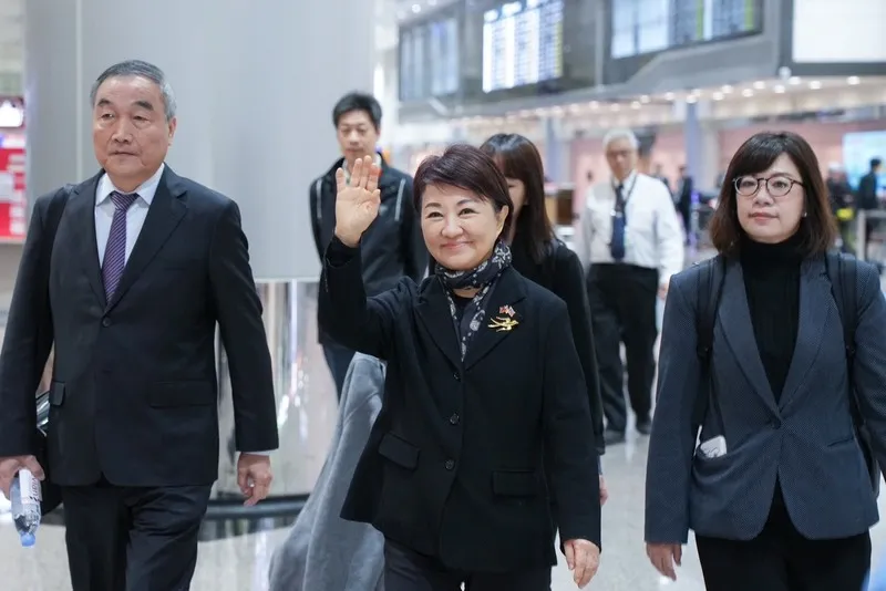 台中市長盧秀燕訪美返台　機場與民眾打招呼 台中市長盧秀燕（中）結束為期11天訪美行程，21日凌晨返回台灣。她在機場與民眾打招呼。（台中市政府提供）中央社記者趙麗妍傳真115年3月21日