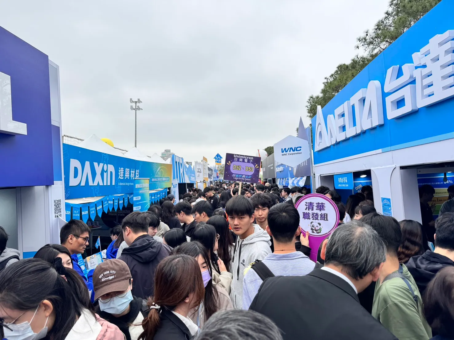 桃竹苗分署今日於清華大學辦理校園徵才，現場匯集台積電、聯發科技等160家知名企業進駐搶人才，現場氣氛熱絡。（圖／勞動力發展署桃竹苗分署提供）