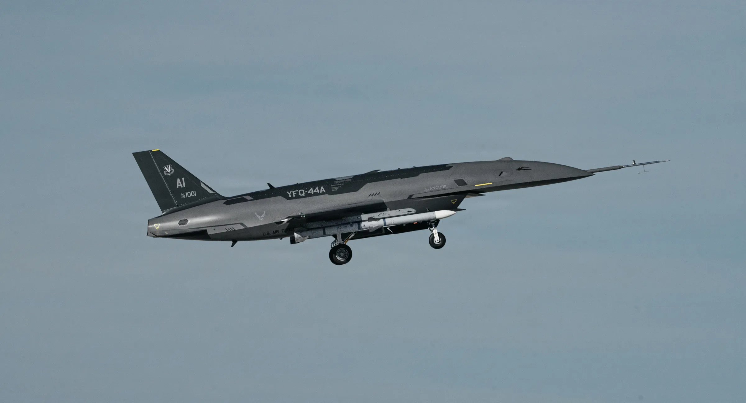 美國新創企業Anduril獲得空軍委託，負責生產YFQ-44A「Fury 」無人戰機。（取自美國空軍）