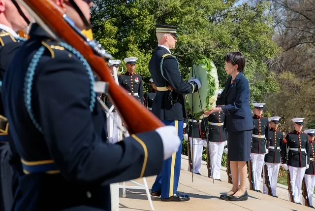 日本首相高市早苗前往阿靈頓公墓致意。（取自總理府粉專）
