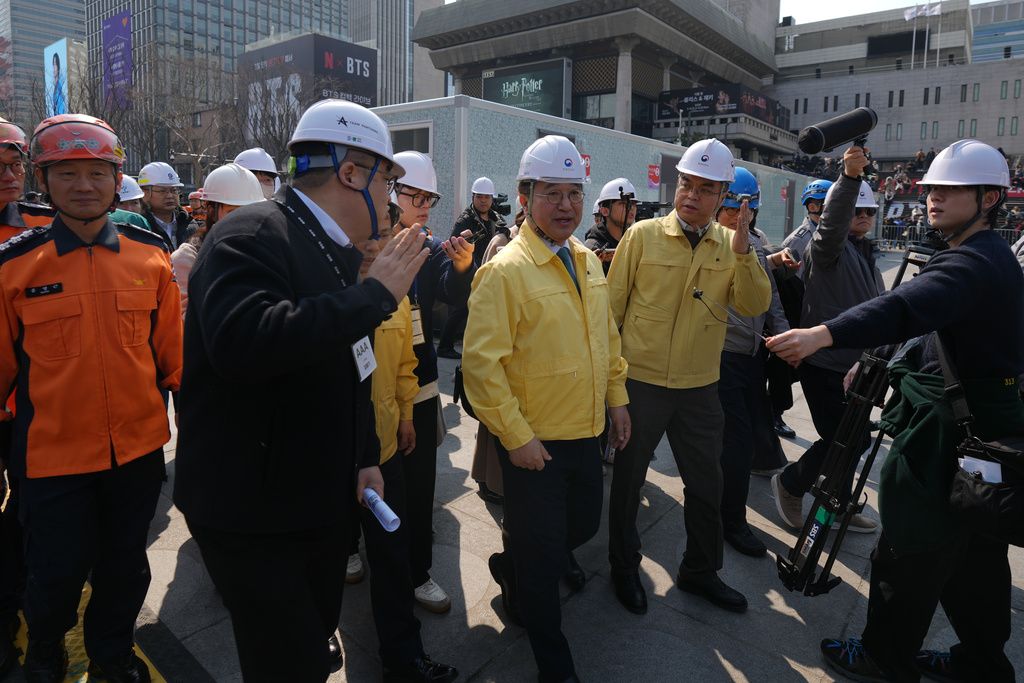 為了迎接天團「防彈少年團」（BTS）回歸，南韓首爾湧入大量外籍粉絲。（美聯社）