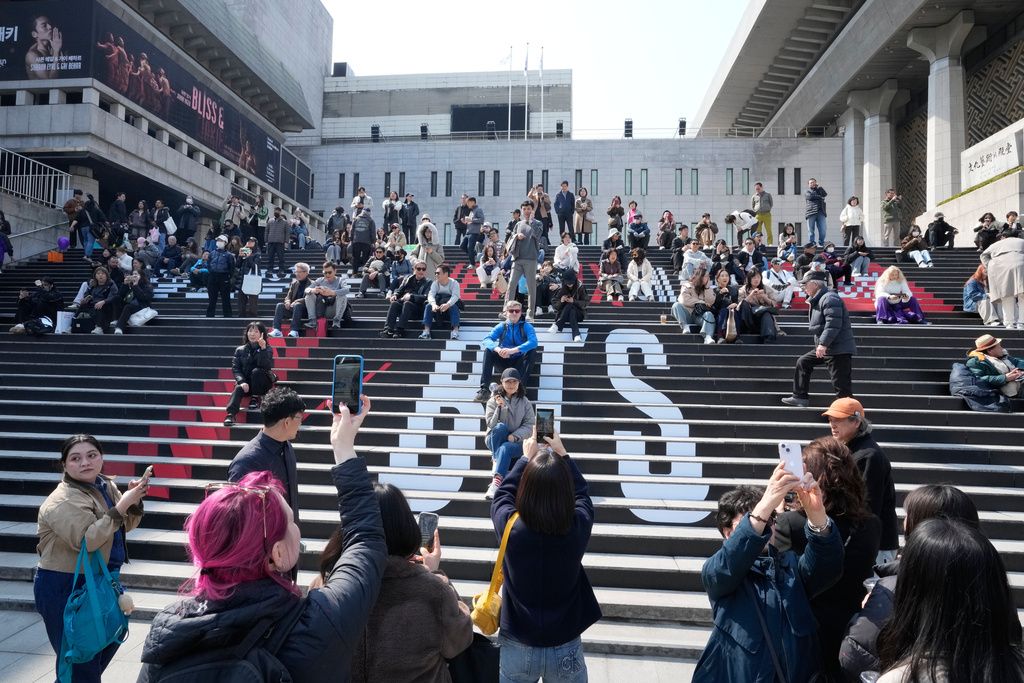 為了迎接天團「防彈少年團」（BTS）回歸，南韓首爾湧入大量外籍粉絲。（美聯社）