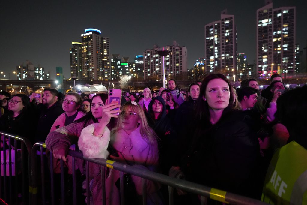 為了迎接天團「防彈少年團」（BTS）回歸，南韓首爾湧入大量外籍粉絲。（美聯社）