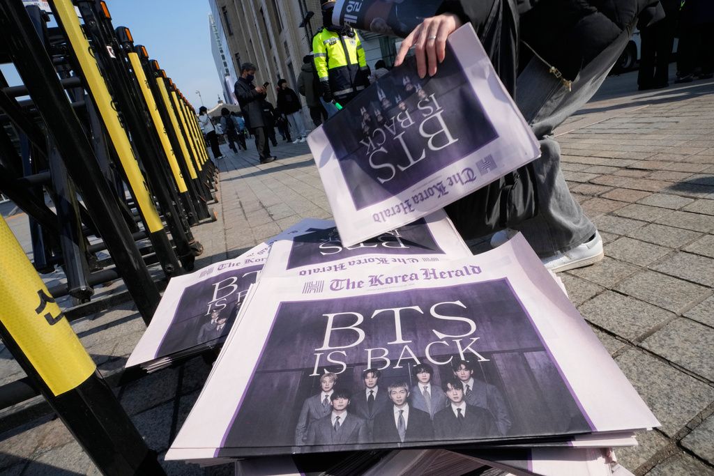 為了迎接天團「防彈少年團」（BTS）回歸，南韓首爾湧入大量外籍粉絲。（美聯社）