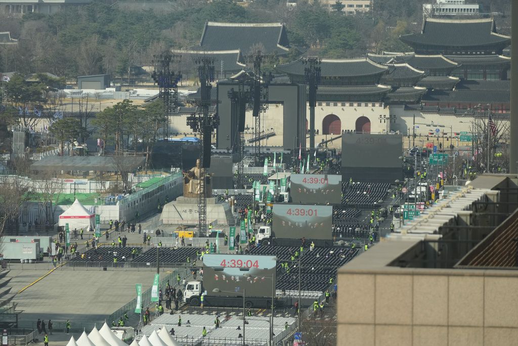 為了迎接天團「防彈少年團」（BTS）回歸，南韓首爾湧入大量外籍粉絲。（美聯社）