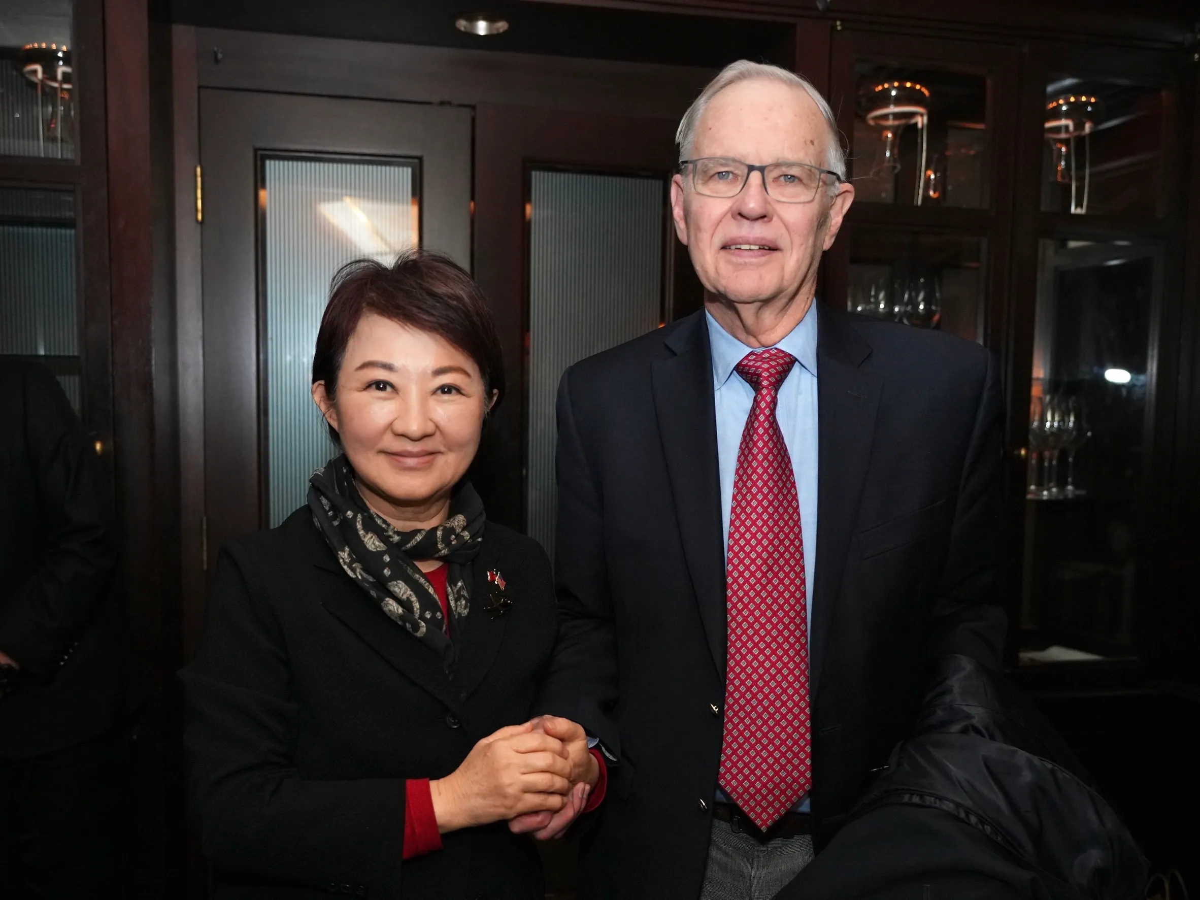 台中市長盧秀燕（左）美國行公開拜會AIT前主席卜睿哲（右）。（台中市政府提供）