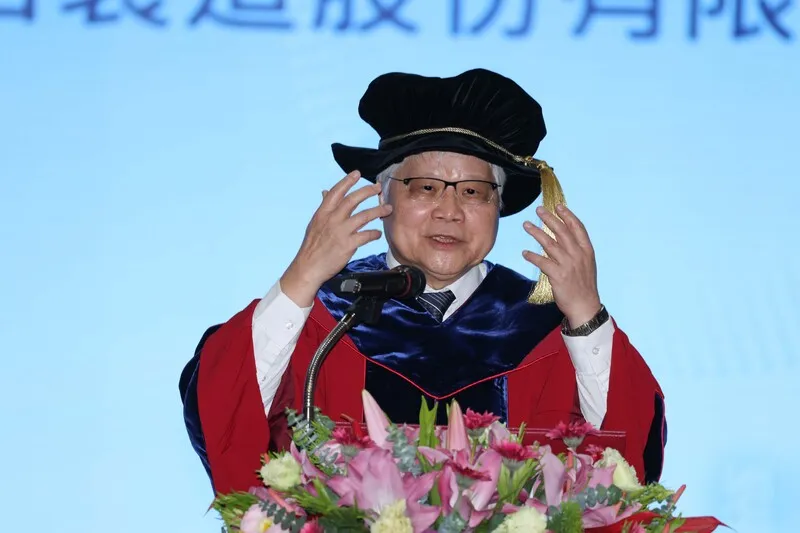 魏哲家獲亞洲大學頒授名譽博士（2） 台灣積體電路製造股份有限公司董事長魏哲家（圖）21日獲亞洲大學頒授名譽博士，在演講中分享人工智慧（AI）發展，更感謝提拔他的台積電創辦人張忠謀。中央社記者趙麗妍攝 115年3月21日