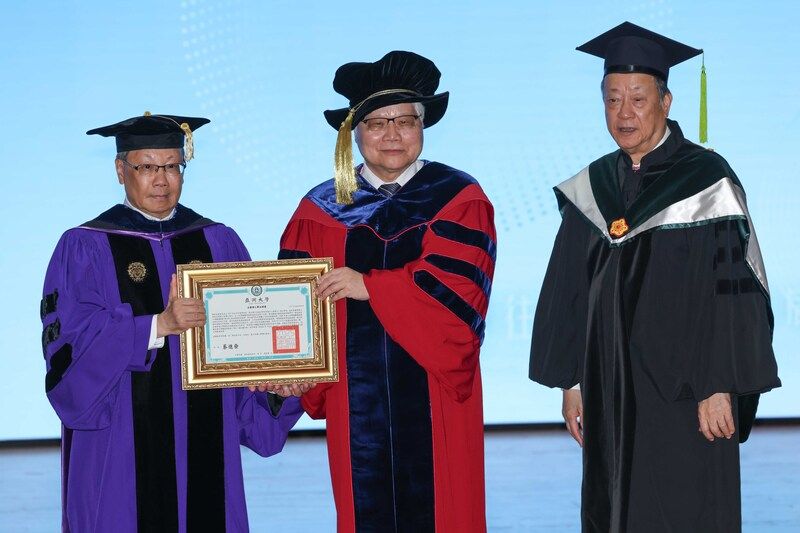 魏哲家獲亞洲大學頒授名譽博士（1） 台灣積體電路製造股份有限公司董事長魏哲家（中）21日獲亞洲大學校長蔡進發（左）頒授名譽博士，亞大創辦人蔡長海（右）見證。中央社記者趙麗妍攝 115年3月21日