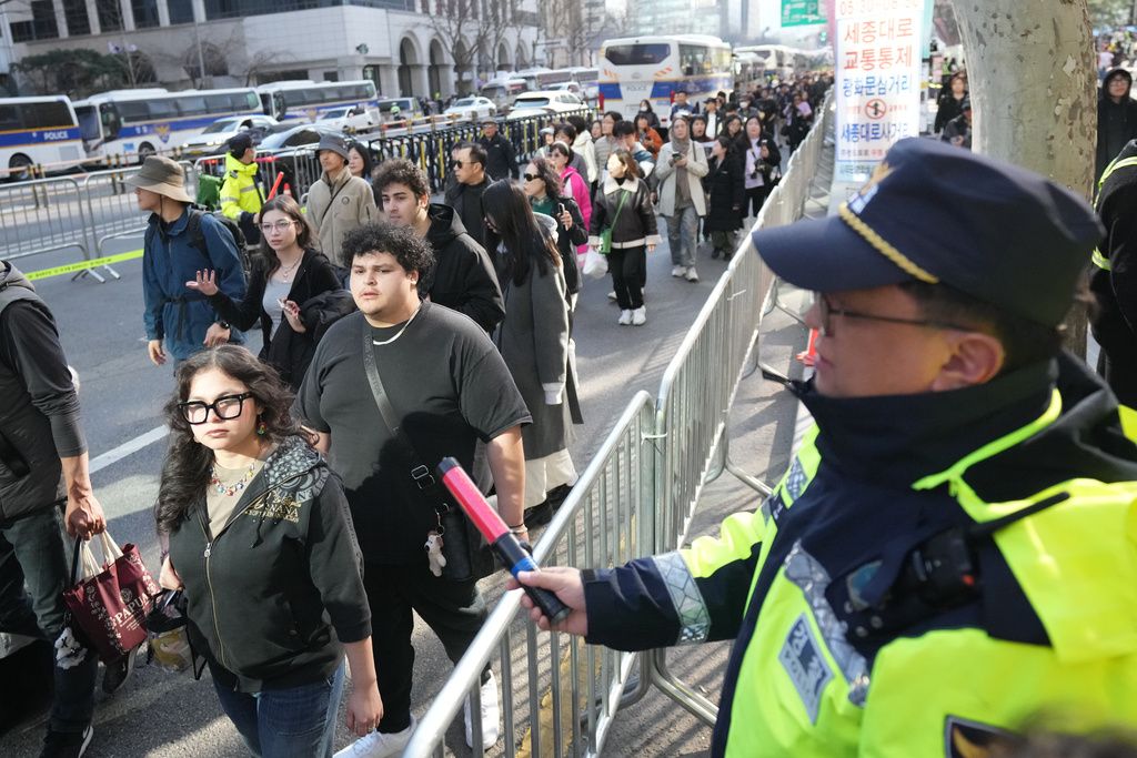 為了讓超人氣偶像BTS回歸演唱會順利舉行，首爾市政府出動大批警力進駐。（美聯社）