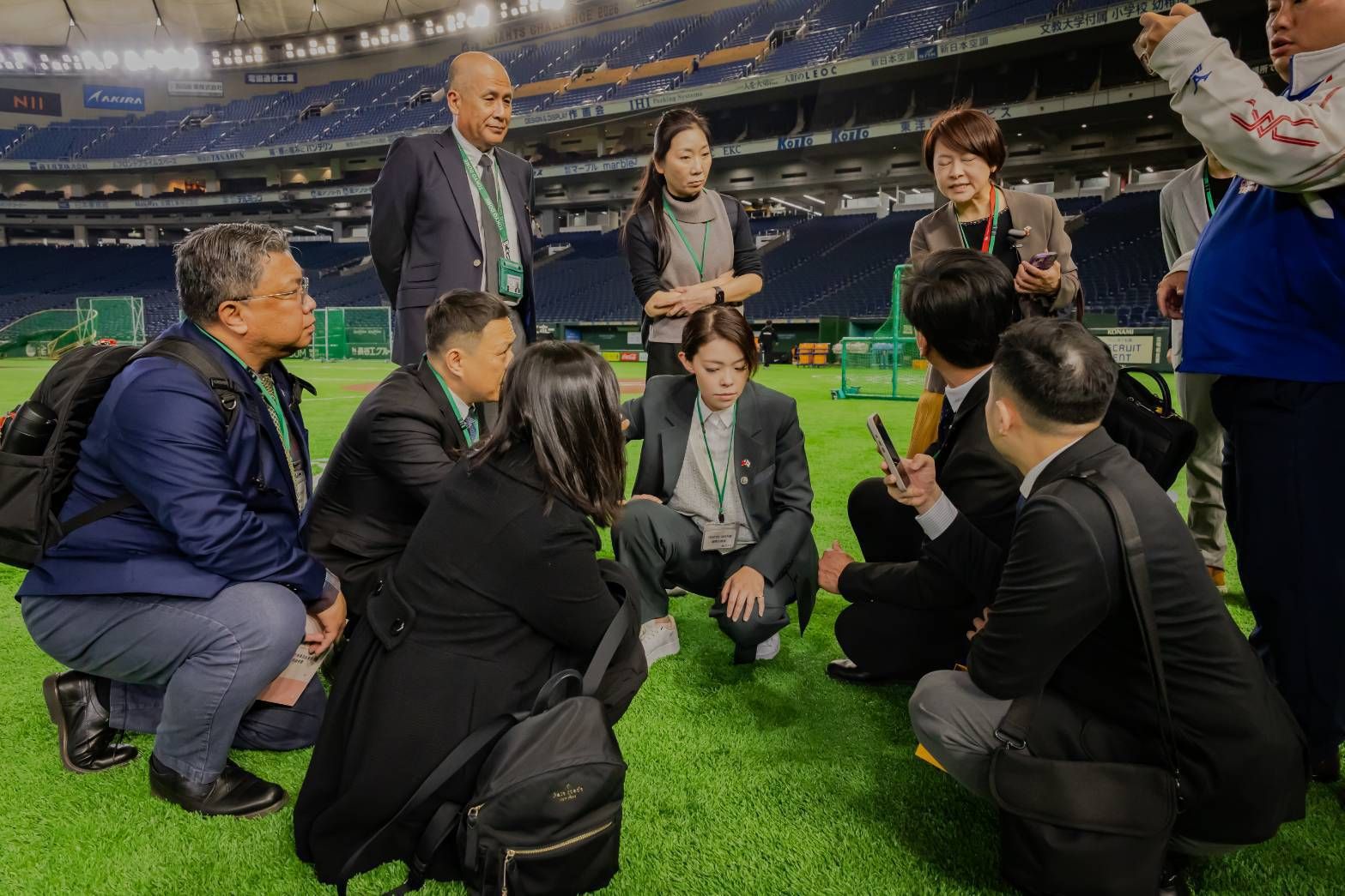 新竹市長高虹安在今年3月19日率領市府團隊參訪「東京巨蛋」，考察球場草皮維修保養措施。（資料照／新竹市政府官網）