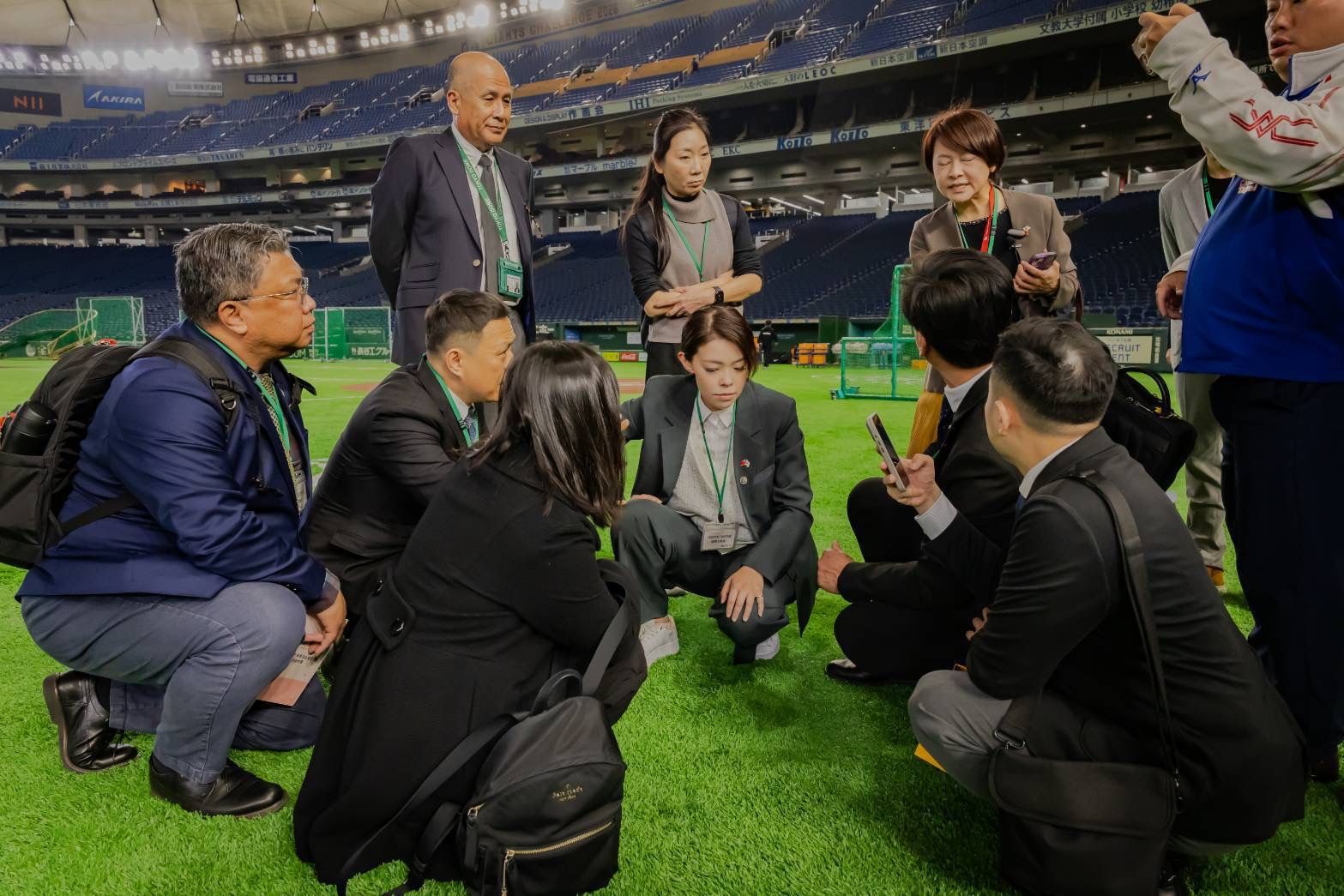 新竹市長高虹安在今年3月19日率領市府團隊參訪「東京巨蛋」，考察球場草皮維修保養措施。（資料照／新竹市政府官網）