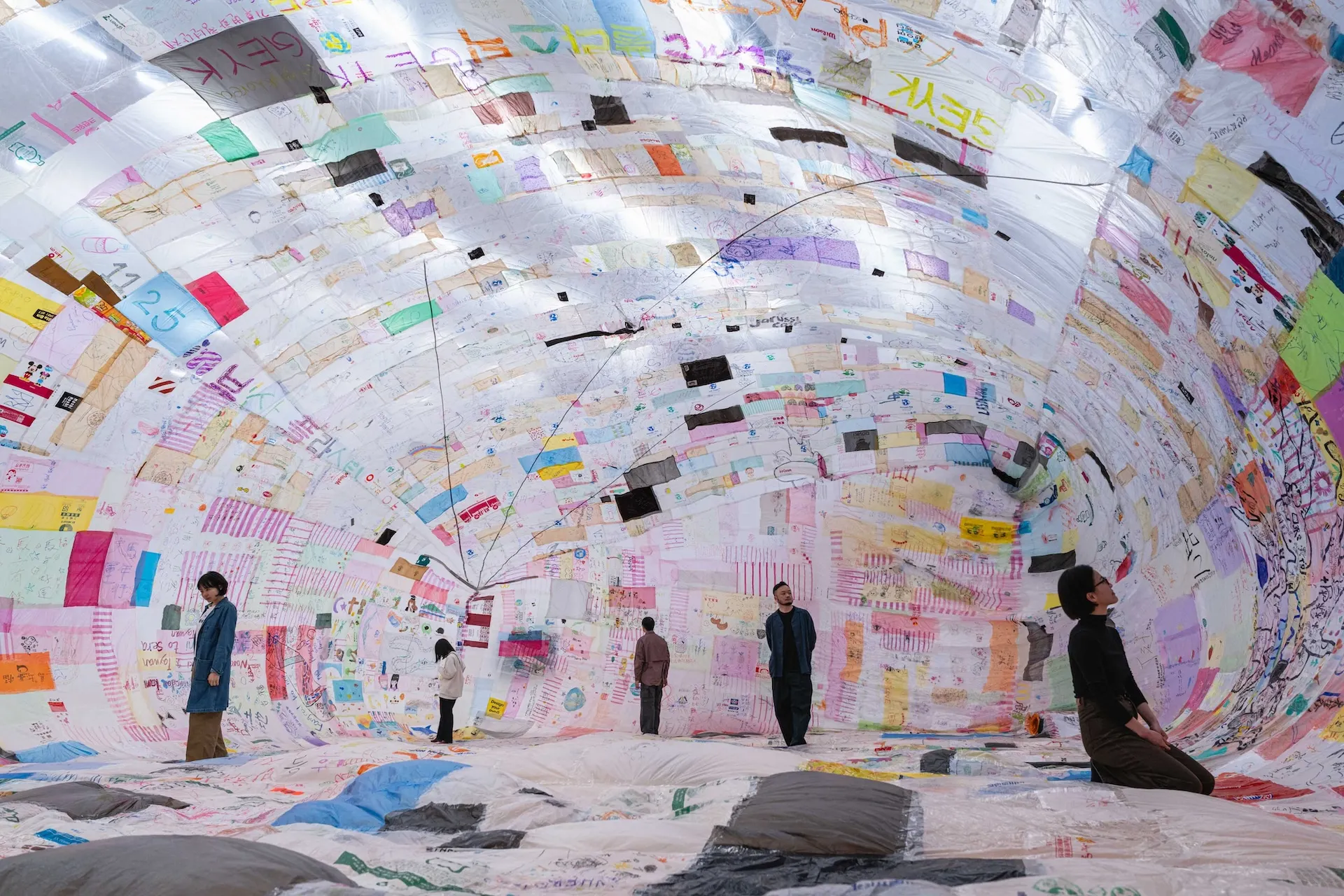 展覽中呈現多件代表性創作，包括以回收塑膠袋製成、僅依靠太陽熱能升空的〈太陽能飛行博物館〉。.（圖/新北市政府文化局）