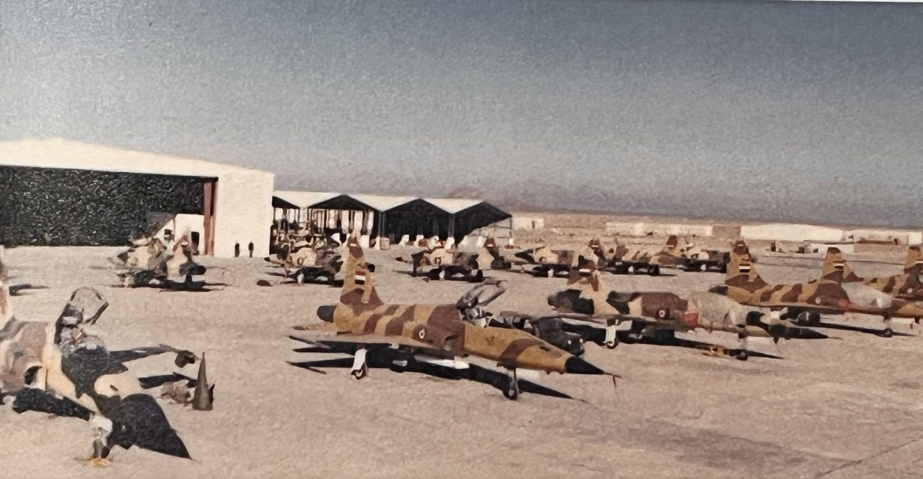 1979年沙烏地阿拉伯軍援北葉門的美製F-5E戰鬥機中隊，圖中左側棚廠為空軍大漠官兵在沙那機場的維修廠。（劉煥彥翻攝自大漠計畫口述歷史專書）