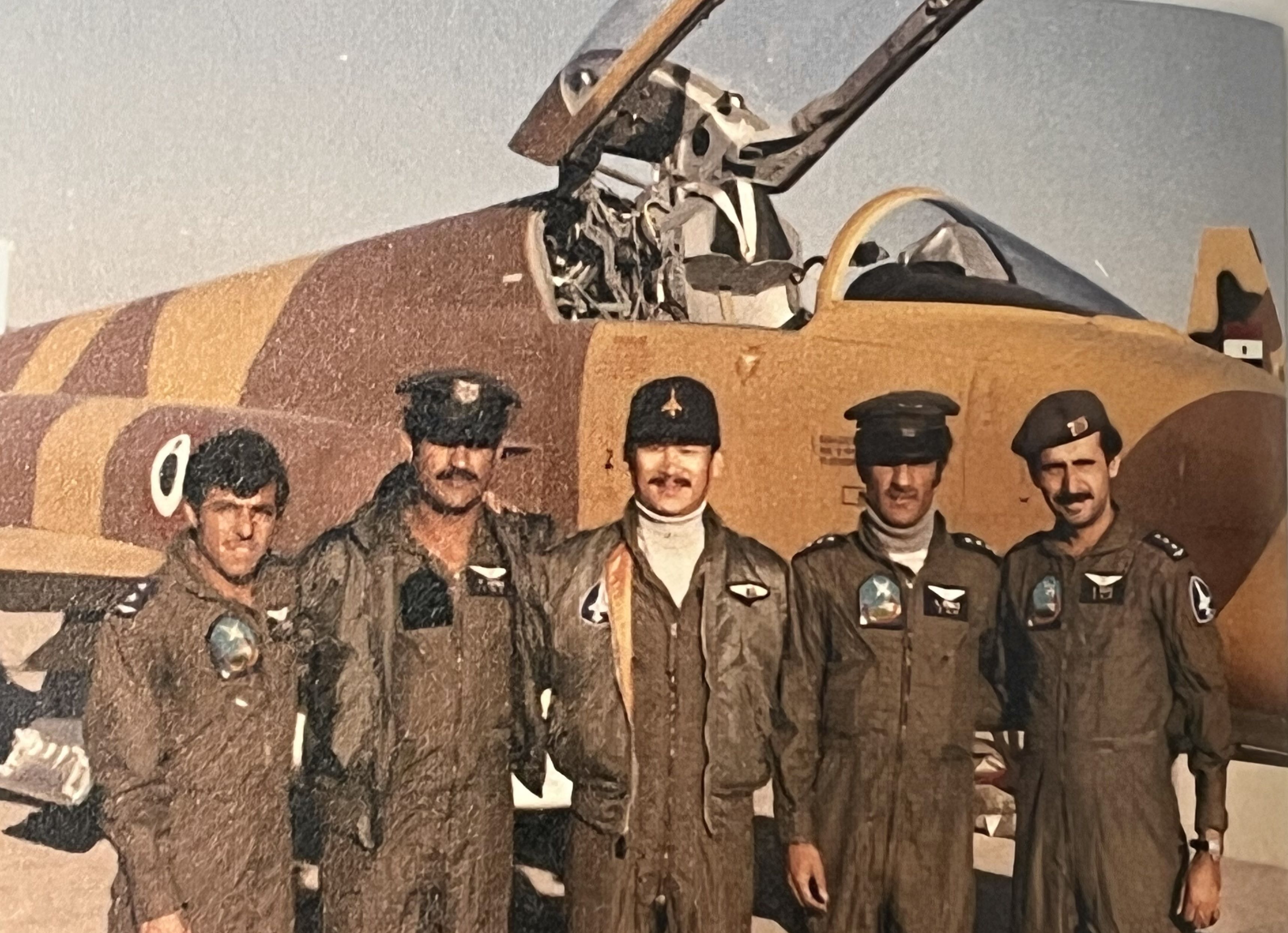 空軍大漠特遣隊首任隊長陳夢賢中校（中），與北葉門飛行員在F-5E戰鬥機前合影。（劉煥彥翻攝自大漠計畫口述歷史專書）