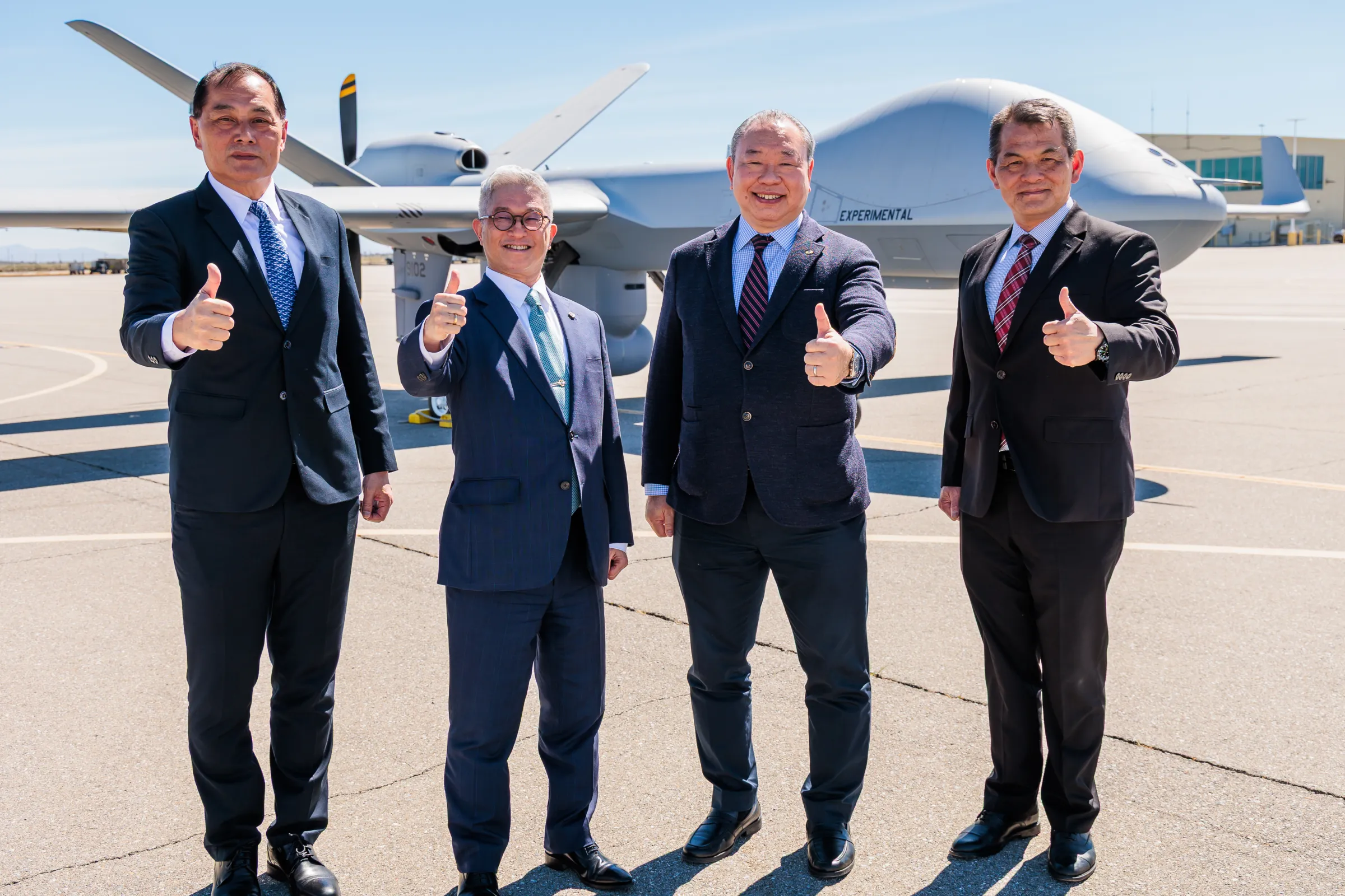 中華民國空軍「MQ-9B高高空無人機」首批2架交機典禮。國防部副部長徐斯儉（左二）出席。（國防部提供）