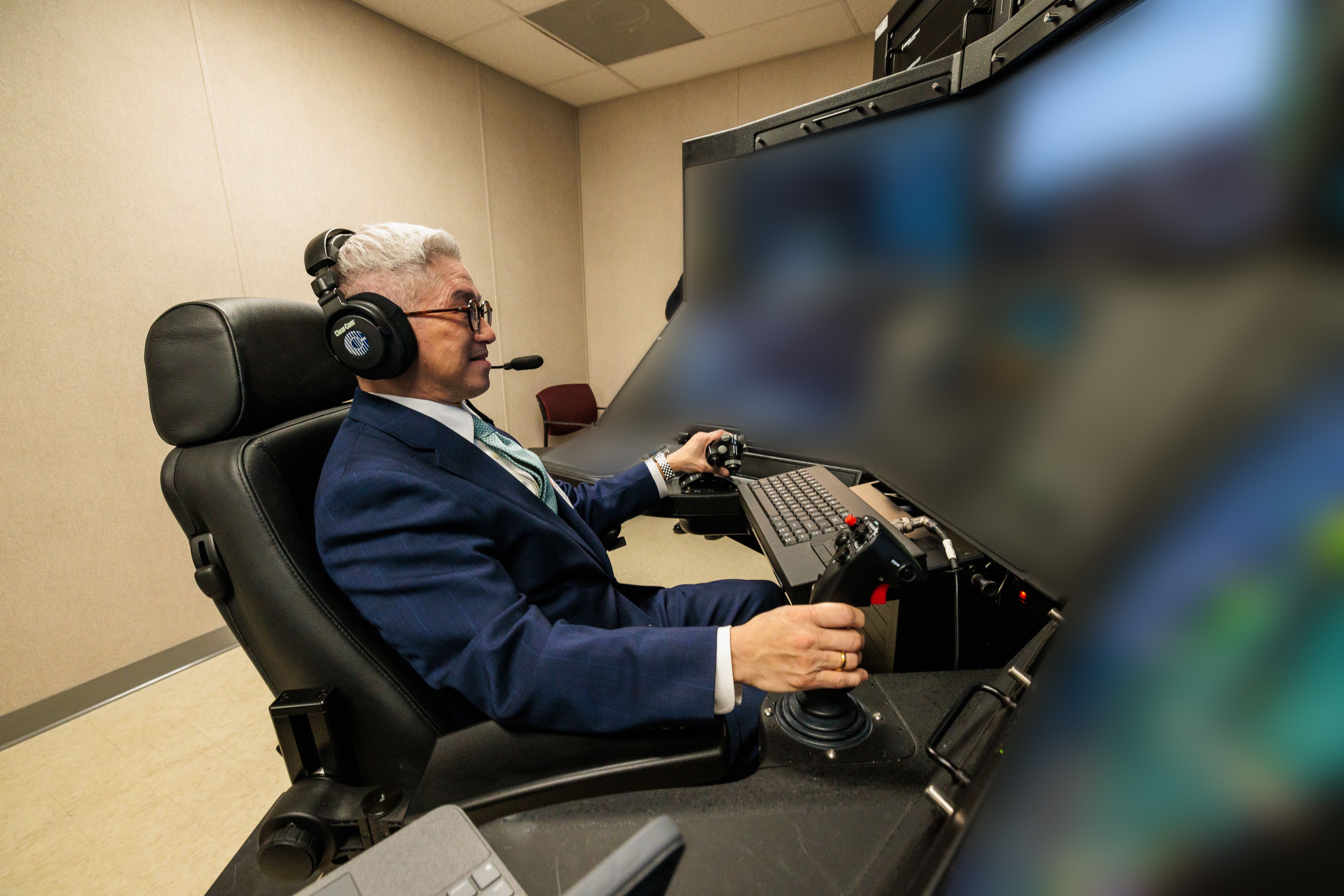 國防部副部長徐斯儉親自在飛控座。（國防部提供）