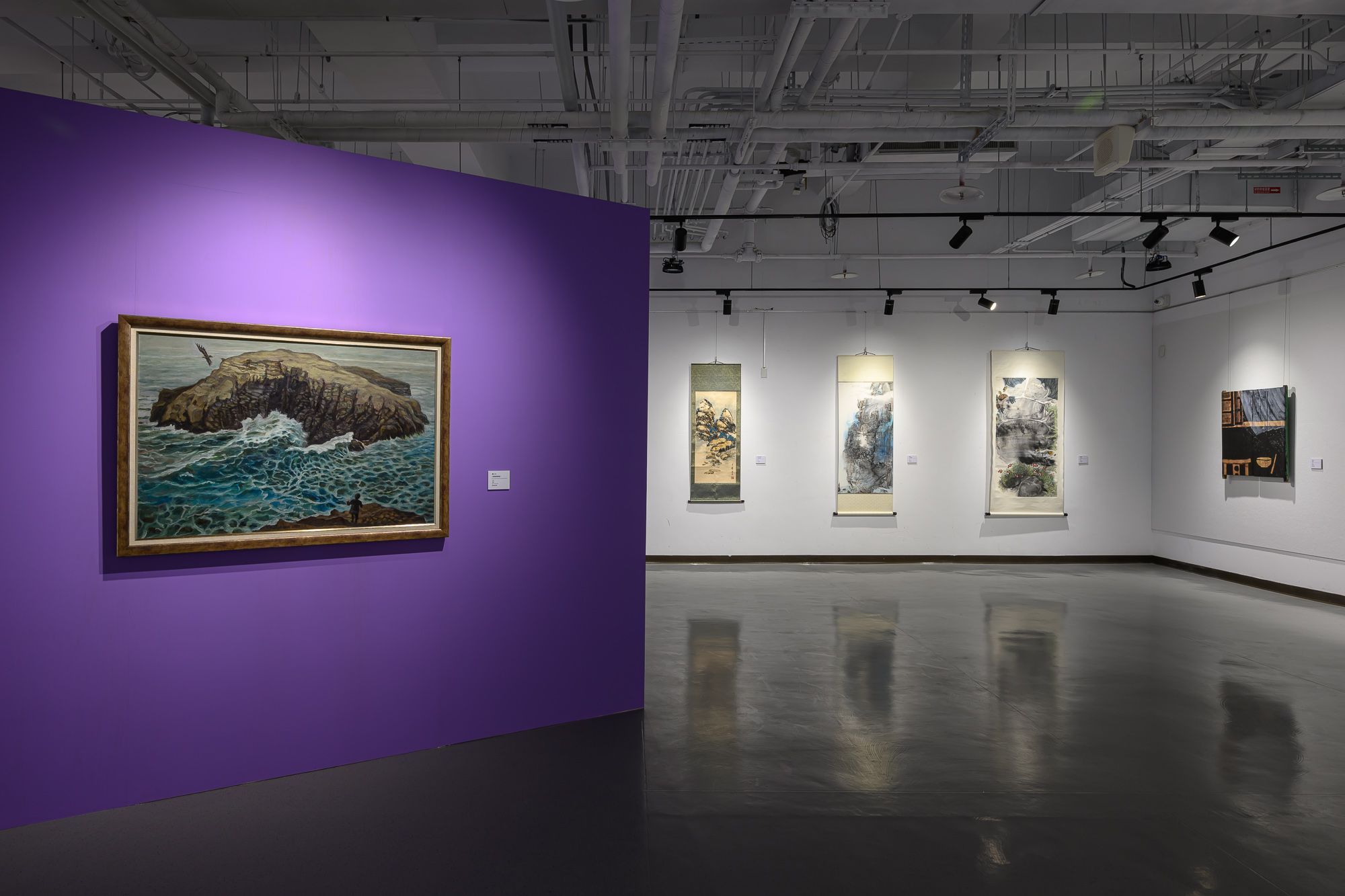 「2026新北市美術家聯展」各展場突破單一媒材限制，匯集繪畫、雕塑、書法、工藝與新媒體等多樣形式作品。（圖/新北市文化局）