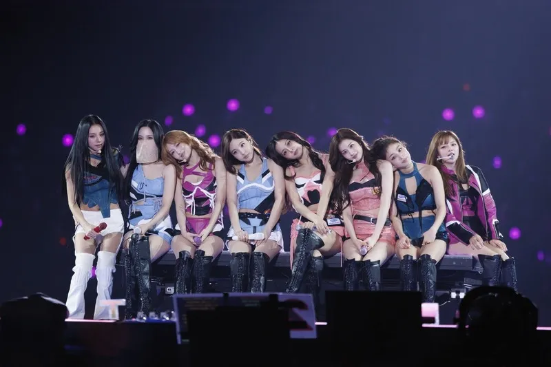 TWICE大巨蛋THIS IS FOR演唱會 韓國女團TWICE在台北大巨蛋舉辦THIS IS FOR演唱會，22日晚間為這次巡演在台北的最終場，台灣成員周子瑜（右4）坦言，唱到MOONLIGHT SUNRISE時，有複雜感受，被戳中哭點。（Live Nation Taiwan提供）中央社記者王心妤傳真115年3月22日