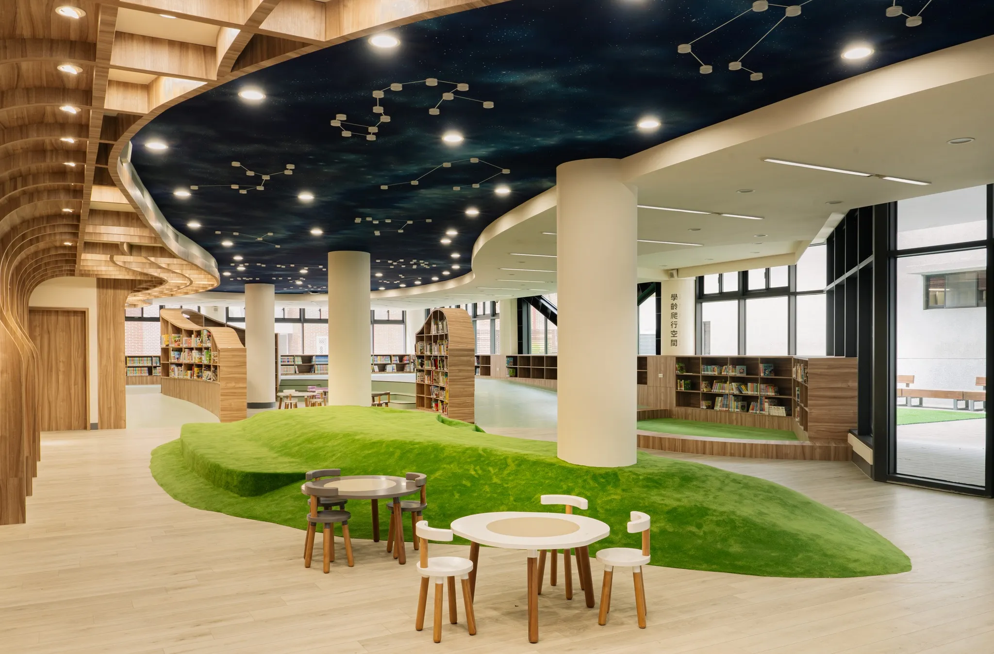 台東縣立圖書館親子區運用綠地意象與天花板的點點星空營造夢幻氛圍，象徵知識的無限延伸。（圖／取自fb@臺東縣政府文化處)