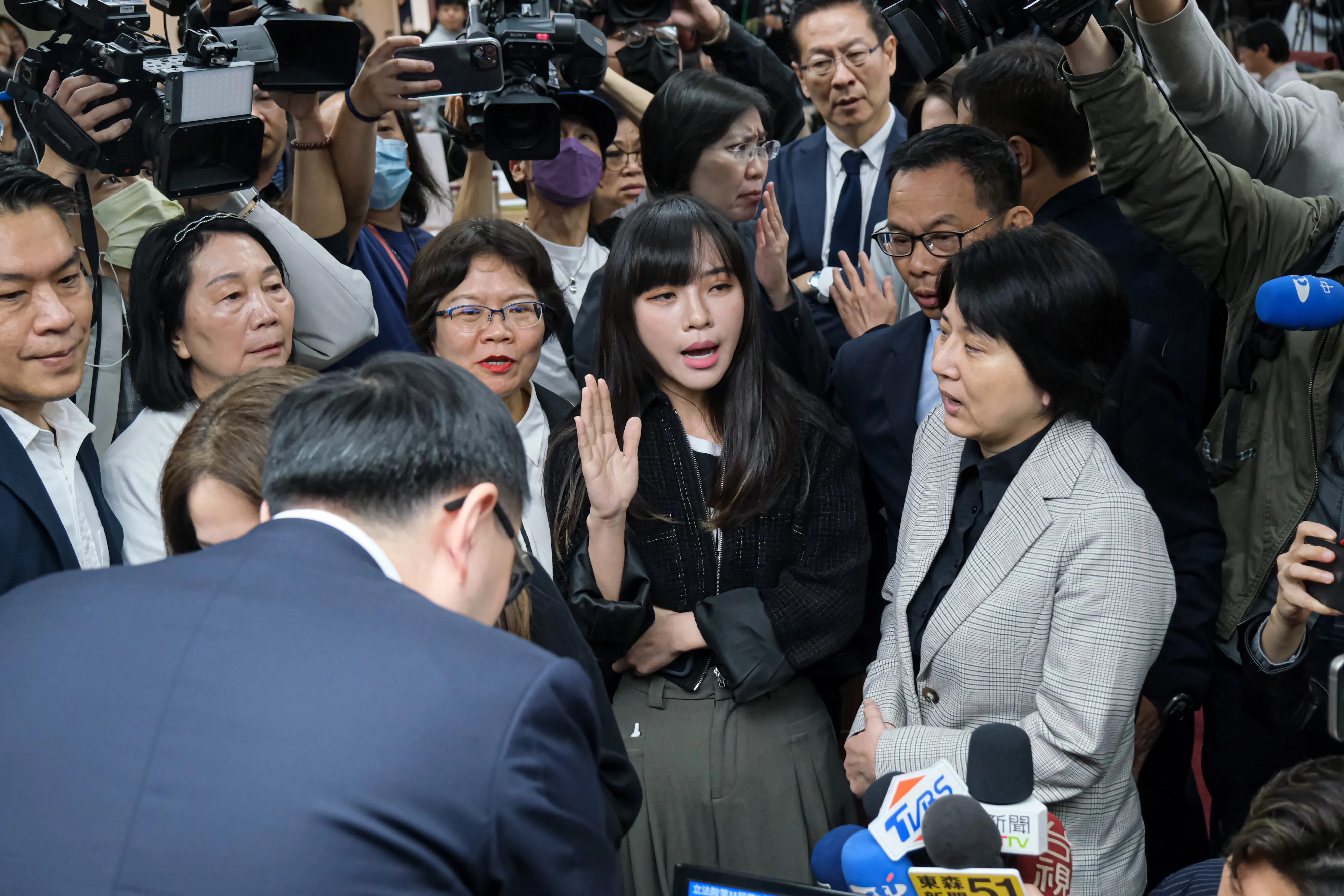 20260323-民進黨立委李柏毅及其他民進黨立委23日於立法院抗議民眾黨立委李貞秀質詢。（劉偉宏攝）