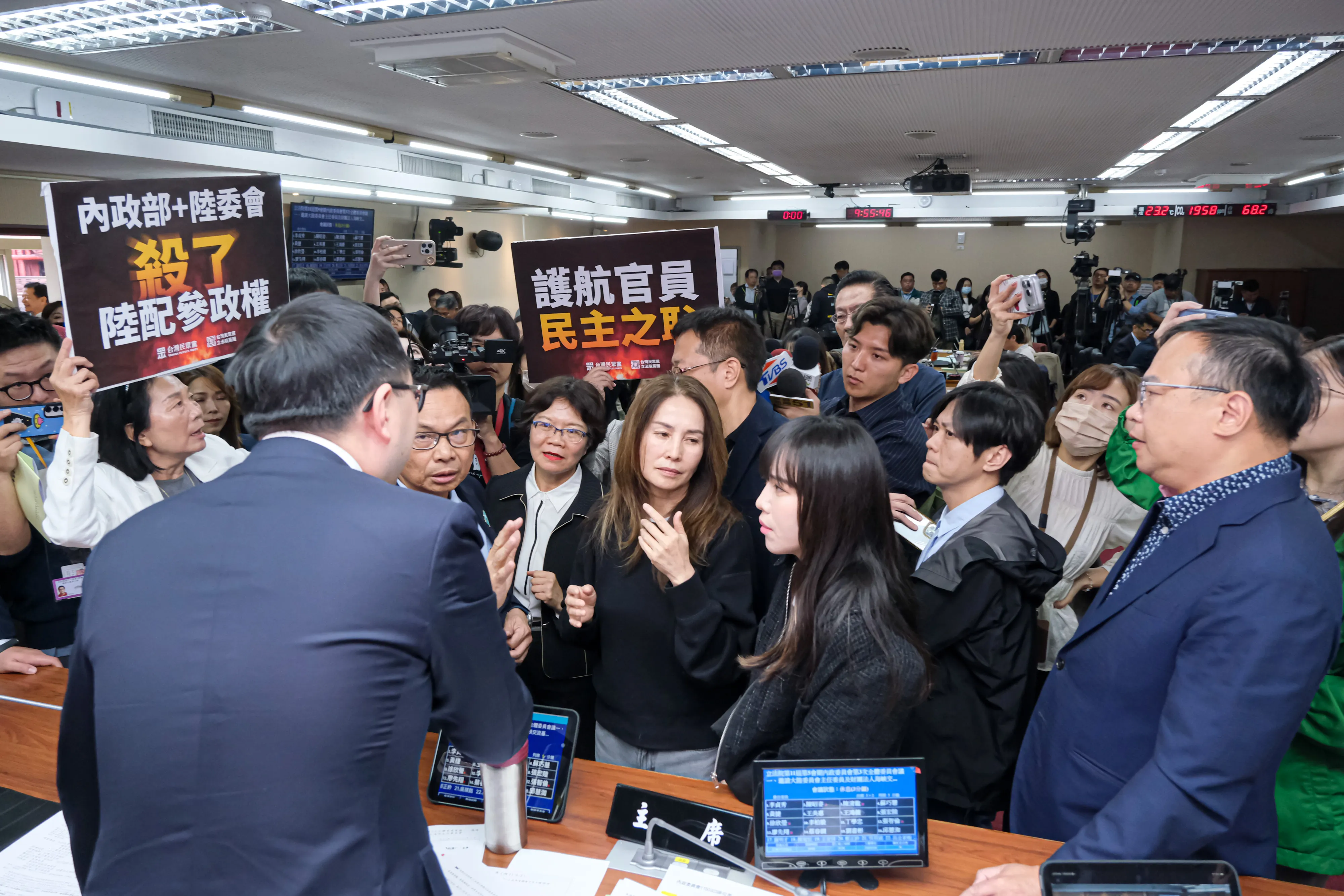 20260323-民進黨立委李柏毅及其他民進黨立委23日於立法院抗議民眾黨立委李貞秀質詢。（劉偉宏攝）