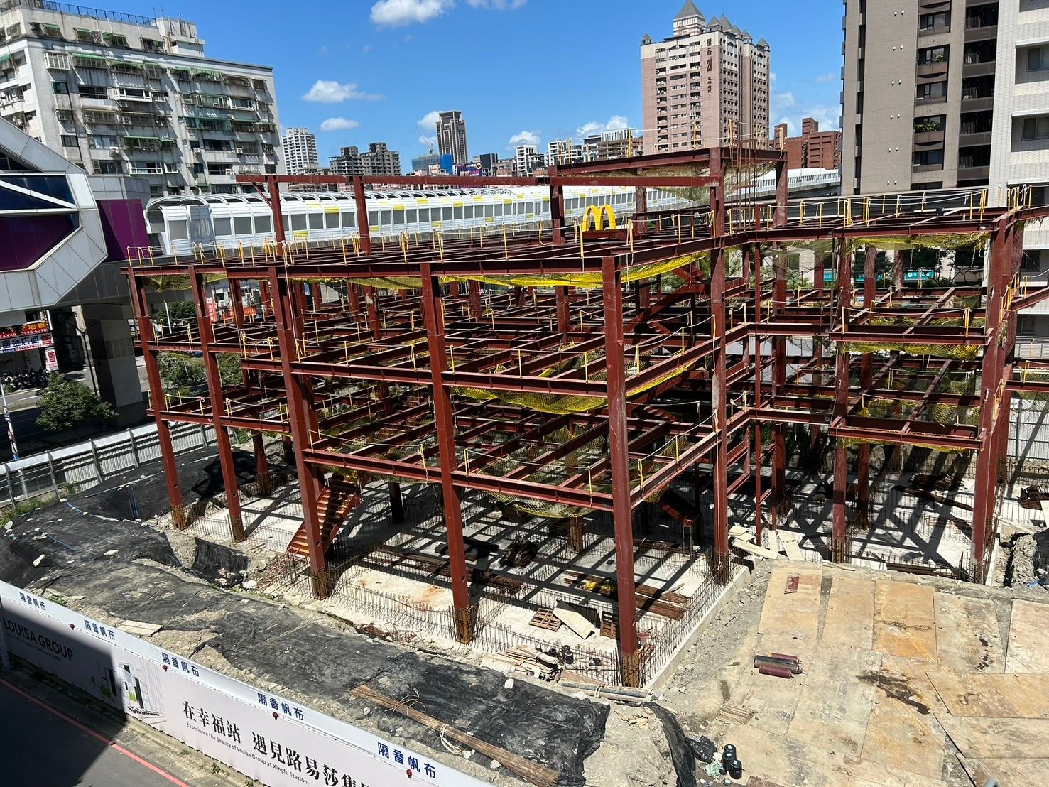 新莊路易莎旗艦店也是由固越建科以預製工法興建。（圖/固越建科提供）