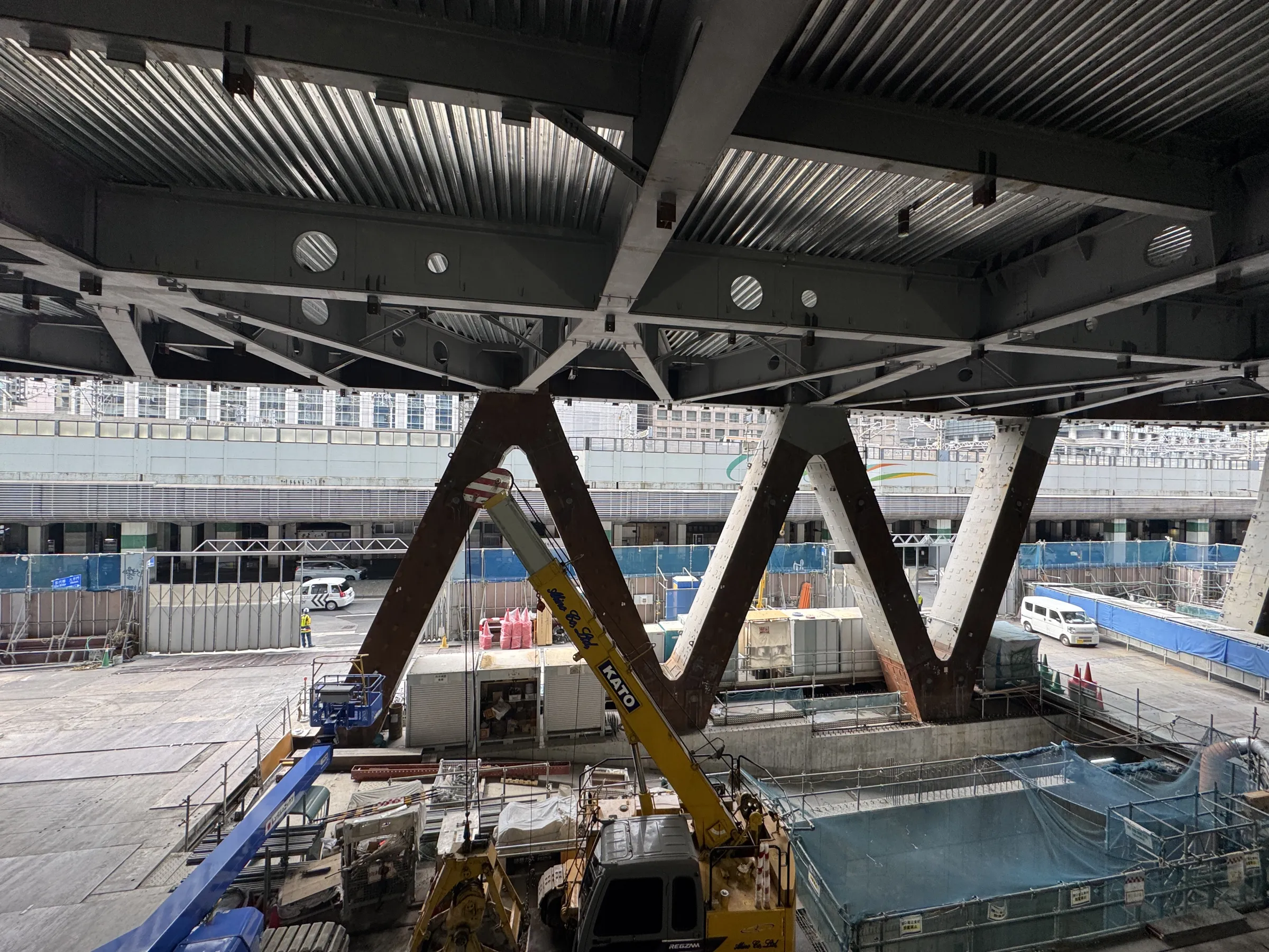 To counter long-period seismic motion, the lower floors use a diagonal bracing frame made of Japan's largest-class structural steel. (Photo by Huang Hsin-wei)