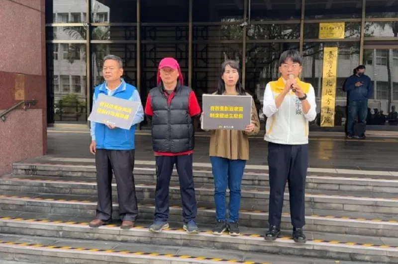 曾世源的朋友在台北地檢署前，代他向檢察官求情，縱火不可取，但其情可憫，盼看到他背後的無奈。(作者提供)