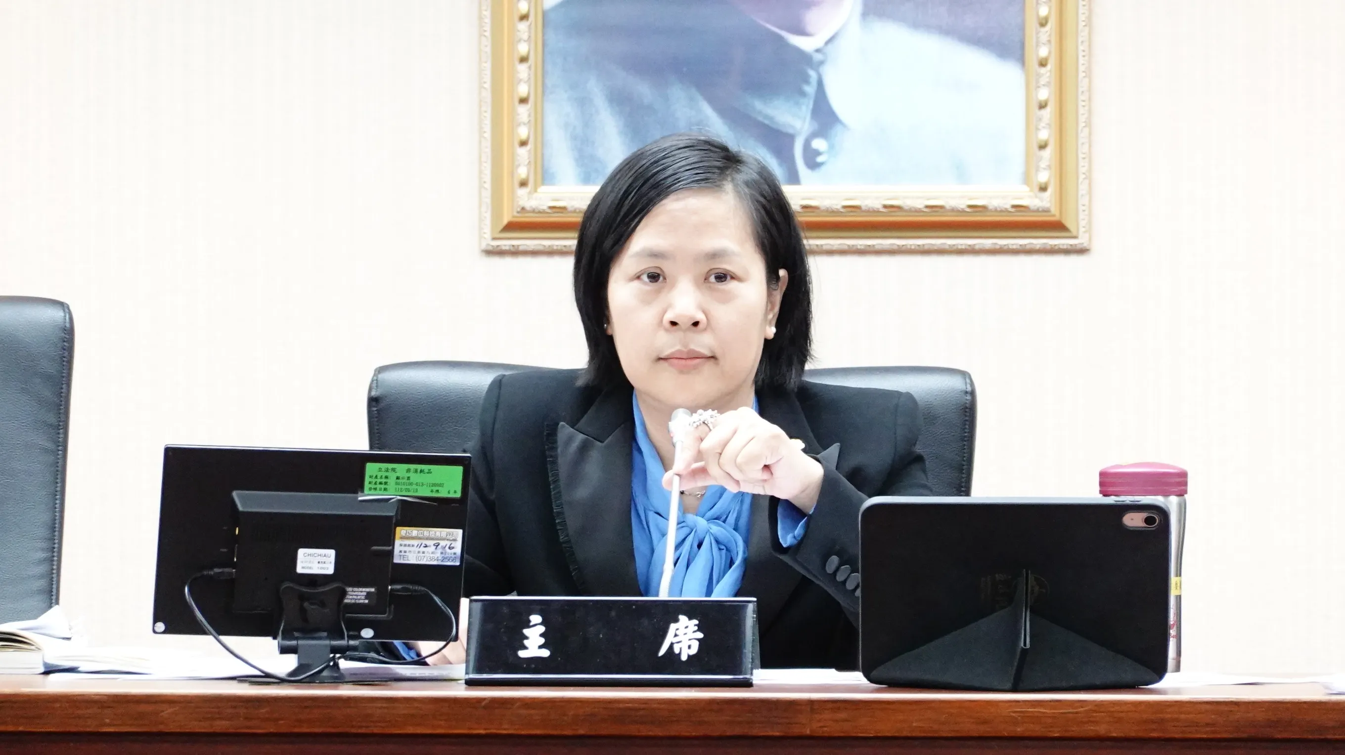 由於內政委員會召委廖先翔一度離開會議室，讓李貞秀暫代會議主席。（楊騰凱攝）