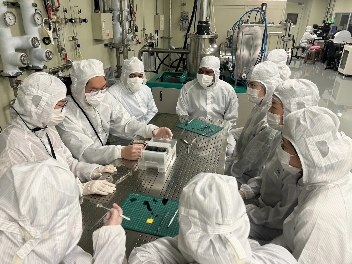 蔡司全球團隊於清華大學奈材中心無塵室培訓，現場配置完整微影與蝕刻等高精密晶圓製程設備。（蔡司提供）