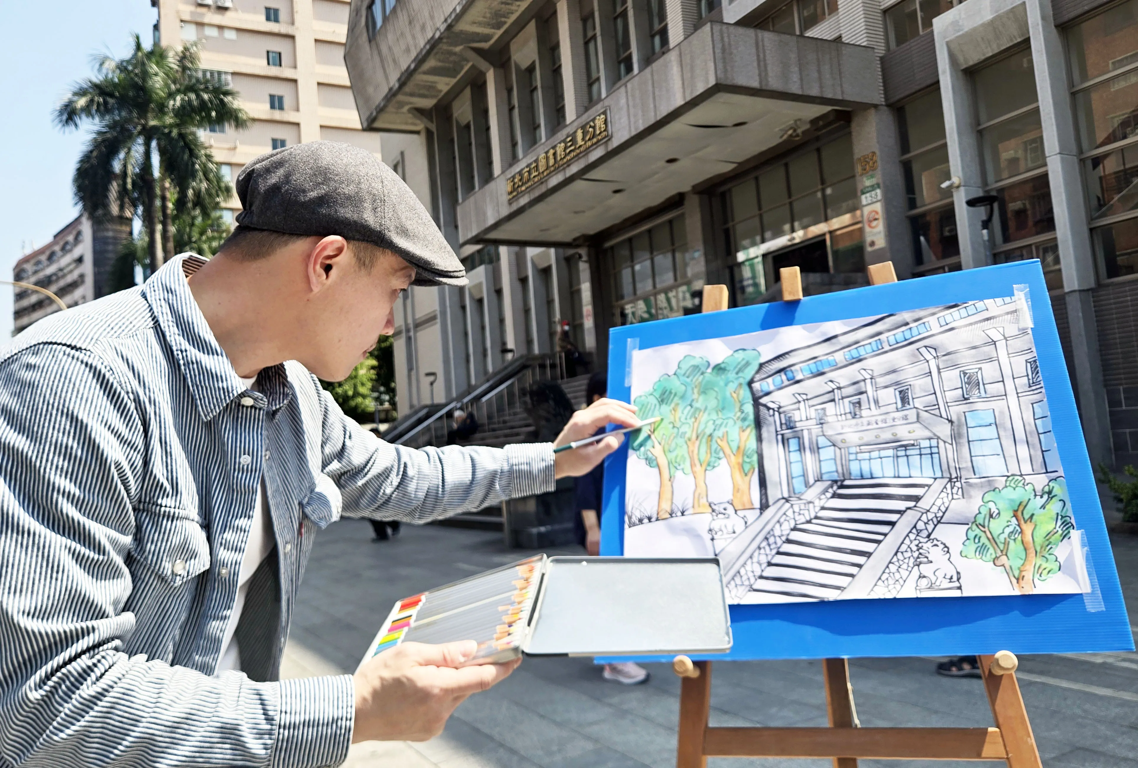 三重分館主任邀請社區居民一起回到三重分館做最後巡禮，向充滿回憶的空間說再見。(圖/新北市立圖書館)