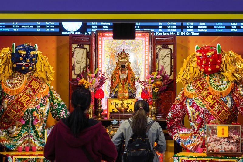 唐氏症基金會特展　邀北港媽祖北車坐鎮（2） 響應世界唐氏症日，唐氏症基金會特展「321 因為有你．我們一起」即日起在台北車站大廳舉行，今年跨界攜手北港朝天宮邀請媽祖神尊坐鎮展場，吸引往來民眾參拜。中央社記者裴禛攝115年3月23日