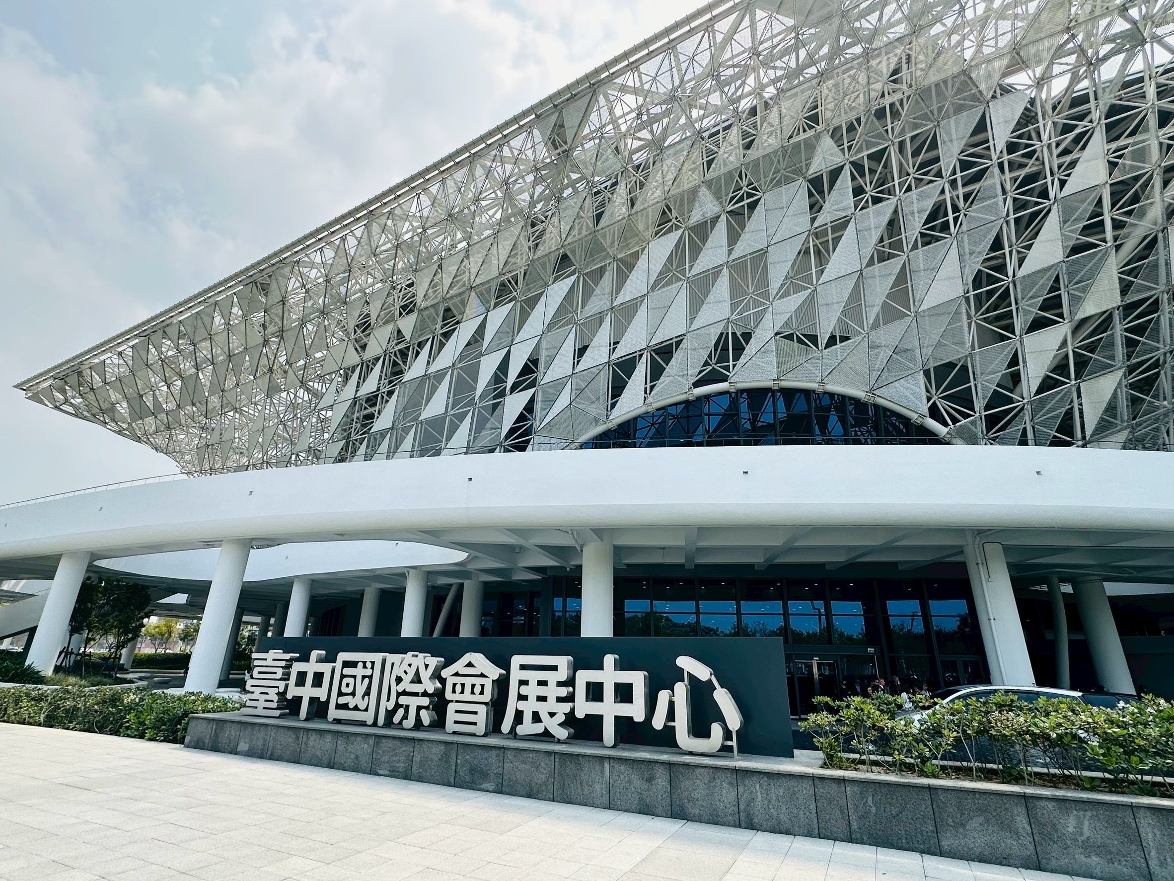 台中國際會展中心啟用，2026年檔期預約已滿，全年預計舉辦52檔展覽、30場大型活動及265場國內外會議，展現產業號召力。(圖/王秀禾攝)